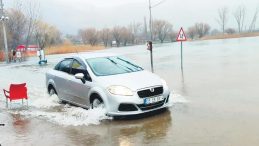 İzmir&rsquo;de G&ouml;l Taştı, Evleri Su Bastı