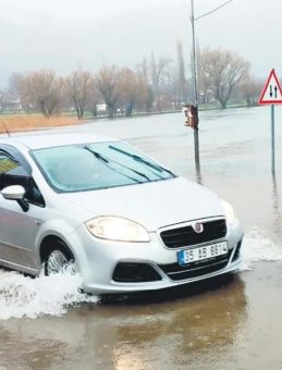 İzmir’de Göl Taştı, Evleri Su Bastı