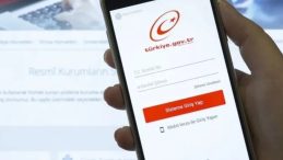 İzmir&rsquo;de siber dolandırıcılık şebekesi &ccedil;&ouml;kertildi: E-devlet g&ouml;r&uuml;n&uuml;ml&uuml; site &uuml;zerinden milyonluk vurgun!