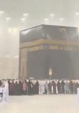 Kabe'de hacılar tavafı sağanak yağmurla yaptı