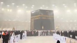 Kabe'de hacılar tavafı sağanak yağmurla yaptı