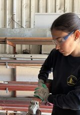 Kadın Demirci Elif Usta: Babasının İzinde &Ccedil;eki&ccedil;le Şekil Veriyor
