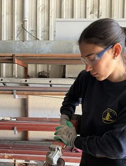 Kadın Demirci Elif Usta: Babasının İzinde &Ccedil;eki&ccedil;le Şekil Veriyor