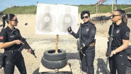 Kadın polisler attığını 12&rsquo;den vuruyor