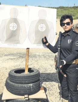 Kadın polisler attığını 12&rsquo;den vuruyor