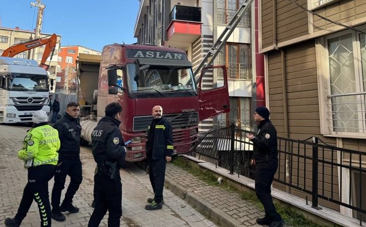 Kağıthane'de Aydınlatma Direğine Çarpan Kamyon Sürücüsü Yaralandı