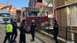 Kağıthane'de Aydınlatma Direğine &Ccedil;arpan Kamyon S&uuml;r&uuml;c&uuml;s&uuml; Yaralandı