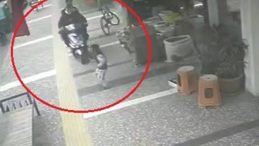 Kaldırımda motosiklet kullanan maganda 5 yaşındaki &ccedil;ocuğa &ccedil;arptı