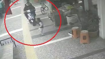 Kaldırımda motosiklet kullanan maganda 5 yaşındaki &ccedil;ocuğa &ccedil;arptı