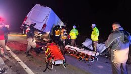 Kamyonet TIR&rsquo;a arkadan &ccedil;arptı: 2 &ouml;l&uuml;, 1 yaralı