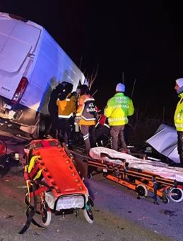 Kamyonet TIR&rsquo;a arkadan &ccedil;arptı: 2 &ouml;l&uuml;, 1 yaralı