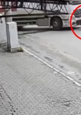 Kamyonun &ccedil;arptığı motosiklet s&uuml;r&uuml;c&uuml;s&uuml; hayatını kaybetti