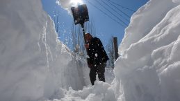Kar kalınlığı 2 metreyi aştı! Evler ve ahırlar kara g&ouml;m&uuml;ld&uuml;… Evlerine t&uuml;nel kazarak ulaşıyorlar