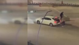 Karab&uuml;k'te Kaldırım Taşı Hırsızlığı Kamerada