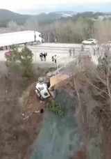 Kastamonu'da S&uuml;r&uuml;c&uuml;s&uuml; Fenalaşan Hafriyat Kamyon Şarampole Devrildi
