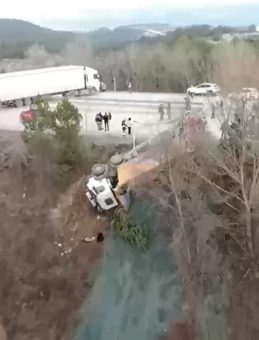 Kastamonu'da S&uuml;r&uuml;c&uuml;s&uuml; Fenalaşan Hafriyat Kamyon Şarampole Devrildi