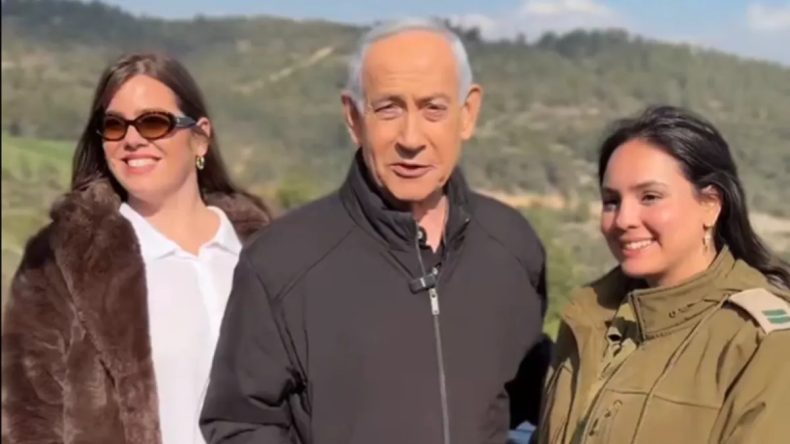 Katil Netanyahu&rsquo;dan ikinci &lsquo;&ouml;lmedim&rsquo; videosu: &Ccedil;evredekilerle fotoğraf &ccedil;ektirdi
