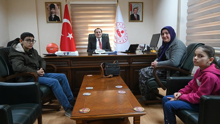 Kaymakama mesaj g&ouml;nderen &ouml;ğrenciye s&uuml;rpriz: Makama davet edildi