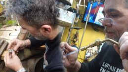 Kayseri'de 3 Metrekarelik D&uuml;kkanda Ustalığını Sergiliyor