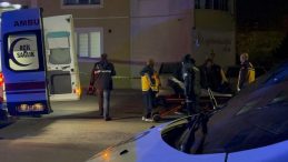 Kayseri'de Y&uuml;rek Burkan Olay: 2. Kattan D&uuml;şen Kadın Eşinin G&ouml;zleri &Ouml;n&uuml;nde Hayatını Kaybetti