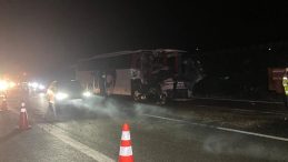 Kaza Yapan Otob&uuml;s&uuml;n Hostesi &Ouml;ld&uuml;