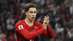 Kenan Yıldız&rsquo;a b&uuml;y&uuml;k onur