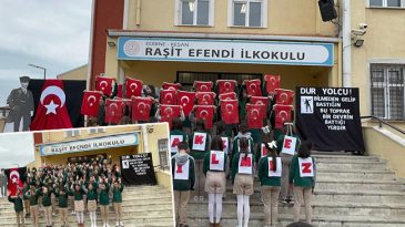 Keşan&rsquo;da &Ouml;ğrencilerden &Ccedil;anakkale Zaferi'nin 111&rsquo;inci Yıl D&ouml;n&uuml;m&uuml;ne &Ouml;zel Koreografi