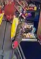 Kirli Ayakkabılarını &Ccedil;ıkartıp Markete Girdi