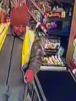 Kirli Ayakkabılarını Çıkartıp Markete Girdi