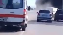 Kırmızı Işığı Son Anda Fark Ettiler: Ara&ccedil;lar Birbirine Girdi!