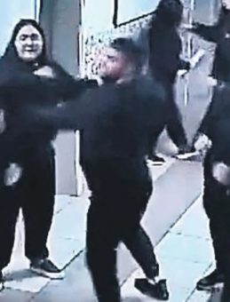 Kız kardeşine şişman diyenlere okulda saldırdı