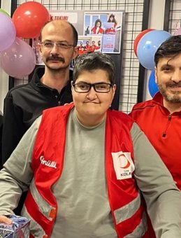 Kızılay&rsquo;dan depremzede Mehmet&rsquo;e s&uuml;rpriz doğum g&uuml;n&uuml;