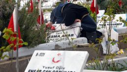 Kızının mezar taşını &ouml;p&uuml;p ağladı! '6 Şubat'tan sonra bayram yaşamadım'