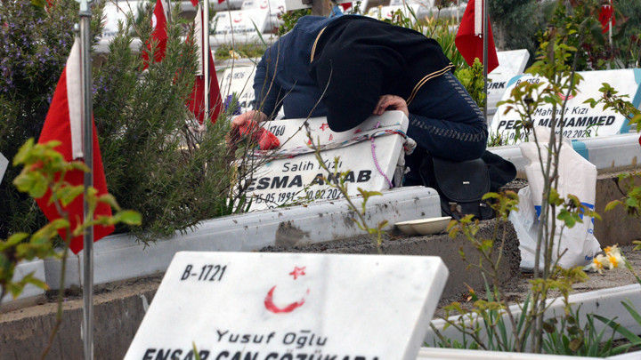 Kızının mezar taşını &ouml;p&uuml;p ağladı! '6 Şubat'tan sonra bayram yaşamadım'