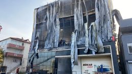 Kocaeli&rsquo;deki fabrika yangınında 7 kişi can vermişti! Kızını kaybeden acılı babadan tepki: Kızım bağıra bağıra can verdi. Malın batsın