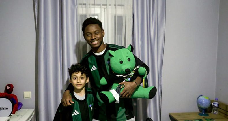 Kocaelispor'da Keita'dan taraftara s&uuml;rpriz ziyaret!