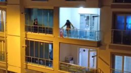 Komşularıyla kavga ederken sinir krizi ge&ccedil;irdi! Balkondan eşyaları fırlattı