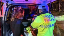 Kontrol noktasında ilgin&ccedil; anlar! Ehliyeti iptal edildi, 'Beni &ccedil;ekmeyin, avukatım' diye seslendi