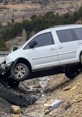 Kontrolden &Ccedil;ıkan Hafif Ticari Ara&ccedil; Şarampole Savruldu: 1 Yaralı