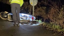 Kontrolden &Ccedil;ıkan Motosiklet Devrildi: 1 &Ouml;l&uuml;