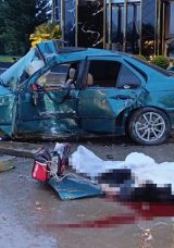 Kontrolden &ccedil;ıkan otomobil reklam panosuna &ccedil;arptı: 1 &ouml;l&uuml;, 2 yaralı! Feci kazanın g&uuml;venlik kamerası g&ouml;r&uuml;nt&uuml;leri ortaya &ccedil;ıktı