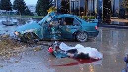 Kontrolden &ccedil;ıkan otomobil reklam panosuna &ccedil;arptı: 1 &ouml;l&uuml;, 2 yaralı! Feci kazanın g&uuml;venlik kamerası g&ouml;r&uuml;nt&uuml;leri ortaya &ccedil;ıktı