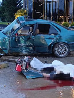 Kontrolden &ccedil;ıkan otomobil reklam panosuna &ccedil;arptı: 1 &ouml;l&uuml;, 2 yaralı! Feci kazanın g&uuml;venlik kamerası g&ouml;r&uuml;nt&uuml;leri ortaya &ccedil;ıktı