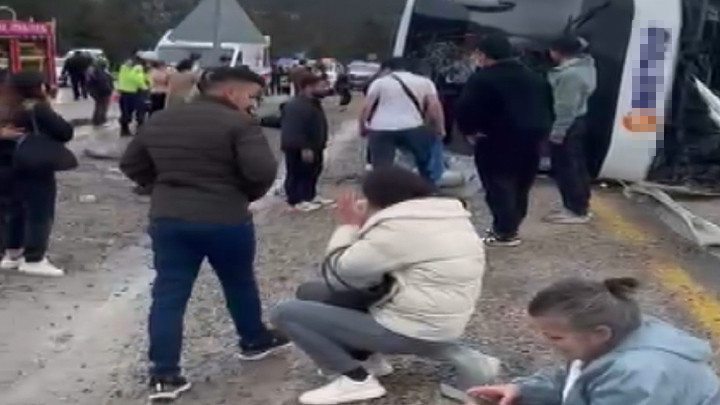 Konya-Antalya Kara Yolunda Yolcu Otob&uuml;s&uuml; Devrildi: Yaralılar Var