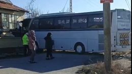 Konya'da Belediye Otob&uuml;s&uuml; ile &Ouml;ğrenci Servisi &Ccedil;arpıştı: 17 Kişi Yaralandı