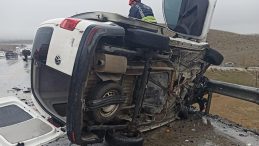 Konya'da otomobille hafif ticari ara&ccedil; &ccedil;arpıştı: 2 kişi &ouml;ld&uuml;, 4 kişi yaralandı