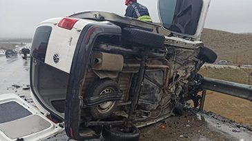 Konya'da otomobille hafif ticari ara&ccedil; &ccedil;arpıştı: 2 kişi &ouml;ld&uuml;, 4 kişi yaralandı