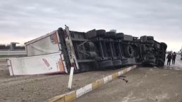 Konya&rsquo;da İplik Y&uuml;kl&uuml; Tır Devrildi: 1 Yaralı