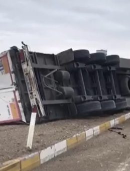 Konya&rsquo;da İplik Y&uuml;kl&uuml; Tır Devrildi: 1 Yaralı