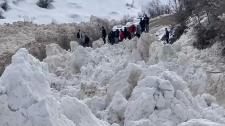 Köy yoluna çığ düştü, facianın eşiğinden dönüldü… Öğrenci servisi son anda kurtuldu